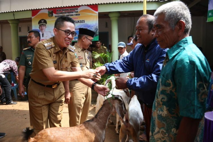 BAGIKAN BANSOS. Bupati Lampung Timur Zaiful Bokhari membagikan Bansos Surplus UPK Margatiga di Balai Desa Tanjungharapan, Kecamatan Margatiga, Selasa (30/7). (DOKUMENTASI HUMAS PEMKAB LAMTIM)