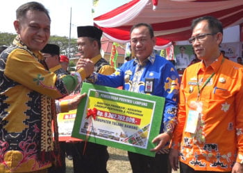 TERIMA BANTUAN. Sekretaris Kabupaten Tulangbawang Anthoni menerima bantuan pertanian dari Pemerintah Provinsi Lampung Rp9 miliar pada acara penutupan Pekan Daerah Kontak Tani Nelayan Andalan (Peda-KTNA) di Lapngan Cipta Karya, Kecamatan Kalianda, Lampung Selatan, Selasa (16/7). (DOKUMENTASI HUMAS PEMKAB TUBA)