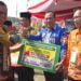 TERIMA BANTUAN. Sekretaris Kabupaten Tulangbawang Anthoni menerima bantuan pertanian dari Pemerintah Provinsi Lampung Rp9 miliar pada acara penutupan Pekan Daerah Kontak Tani Nelayan Andalan (Peda-KTNA) di Lapngan Cipta Karya, Kecamatan Kalianda, Lampung Selatan, Selasa (16/7). (DOKUMENTASI HUMAS PEMKAB TUBA)