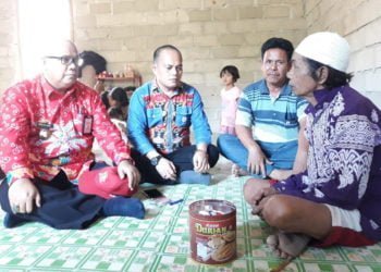 TINJAU BEDAH RUMAH. Kepala Dinas Perumahan Rakyat dan Kawasan Permukiman Tulangbawang Meilan Aziz saat meninjau rumah Romlan yang selesai dironevasi, Kamis (25/7). (LAMPUNG POST/FERDI IRWANDA)