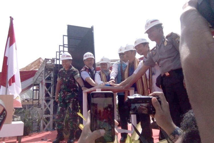 PENGALIHAN AIR. Bupati Pringsewu Sujadi bersama jajaran pengelola bendungan memencet tombol dimulainya pengalihan air sungai dan dimulainya dibangun tanggul Bendungan Way Sekampung di Pekon Bumiratu, Kecamatan Pagelaran, Pringsewu, Kamis (25/7). (LAMPUNG POST/WIDODO)
