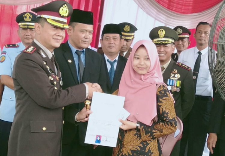 HUT BHAYANGKARA. Penyerahan simbolis SKCK kepada salah satu warga  oleh Kapolres Tanggamus AKBP Hesmu Baroto didampingi Wakil Bupati Pringsewu Fauzi dan Wakil Bupati Tanggamus AM Syafei serta Dandim 0424 Letkol Arhanud Anang Hasto Utomo pada puncak peringatan Hari Bhayangkara ke-73 di Komplek Pendopo Kabupaten Pringsewu, Rabu (10/7). (DOKUMENTASI POLRES TANGGAMUS)