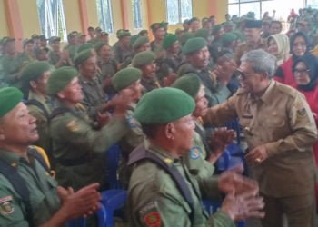 BAGIKAN INSENTIF. Bupati Lampung Tengah Loekman Djoyosoemarto saat kunjungan kerja dan penyerahan secara simbolis insentif untuk aparatur pemerintah di Kecamatan Seputihagung, Selasa (23/7). (DOKUMENTASI HUMAS PEMKAB LAMTENG)