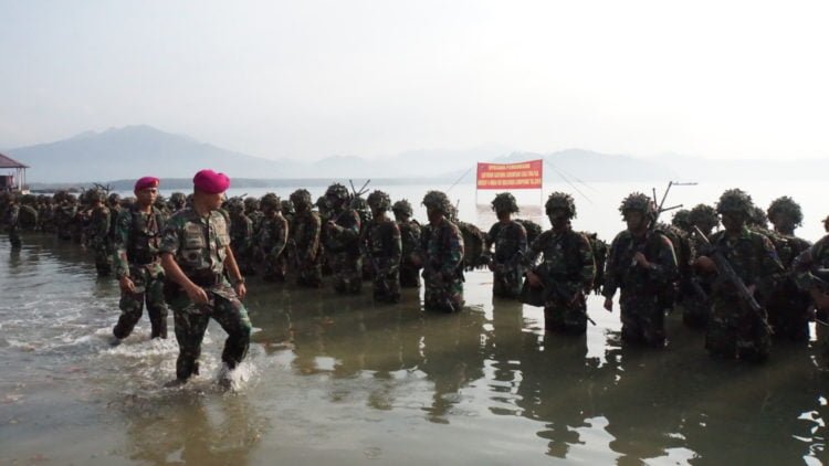CEK PASUKAN. Wadan Brigif 4 Mar/BS Letkol Marinir Datuk Sinaga mewakili Komandan Brigif 4 Marinir/BS Kolonel Marinir Ahmad Fajar saat mengecek prajurit peserta Latihan Satuan Lanjutan di Pantai Marines Eco Park, Padangcermin, Rabu (17/7). Latihan untuk menjaga kesiapan unsur satuan pelaksana Brigif 4. (DOKUMENTASI BRIGIF 4 MARINIR/BS)