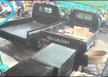 CURI MOTOR. Salah seorang pelaku perampokan yang membawa kabur sepeda motor korban di Desa Sidodadi, Kecamatan Sidomulyo, Lampung Selatan, Selasa (9/7), terekam CCTV warga. (ISTIMEWA)