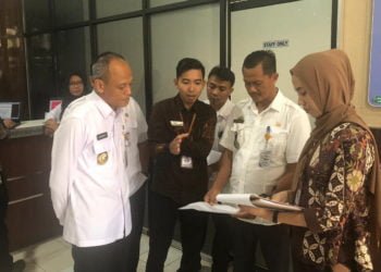 ZONA HIJAU. Petugas Ombudsman RI Perwakilan Lampung saat melakukan penilaiaan kaptuhan terhadap standar pelayanan publik di DInas Kesehatan Way Kanan. Dinkes berharap hasil penilaian masuk zona hijau atau tingkat kepatuhan tinggi. (ISTIMEWA)