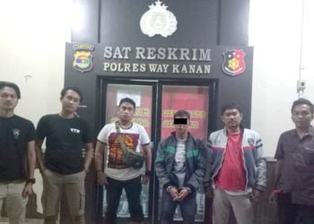 DITANGKAP. AR, DPO pencurian kendaraan bermotor, usai diringkus di rumah mertuanya, Kamis (11/7). (DOKUMENTASI POLRES WAY KANAN)