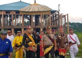 TINJAU PEMBANGUNAN. Kapolda Lampung Irjen Purwadi Arianto meninjau pembangunan Gedung Dalom (Istana) Kerajaan Adat Paksi Pak Sekala Bekhak Kepaksian Pernong di Batubrak bersama Bupati Lampung Barat Parosil Mabsus dan Sultan Sekala Bekhak yang Dipertuan ke-23 Pangeran Edward Syah Pernong, Kamis (25/7). Istana tersebut sedang dalam taraf pembangunan yang dilakukan Pemerintah Provinsi Lampung. (LAMPUNG POST/ARIPSAH)