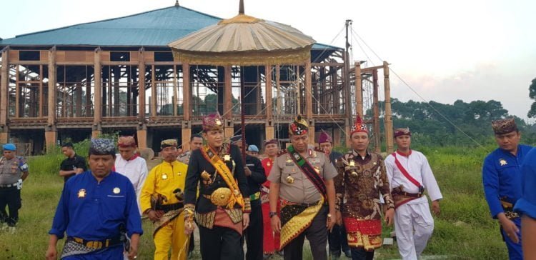 TINJAU PEMBANGUNAN. Kapolda Lampung Irjen Purwadi Arianto meninjau pembangunan Gedung Dalom (Istana) Kerajaan Adat Paksi Pak Sekala Bekhak Kepaksian Pernong di Batubrak bersama Bupati Lampung Barat Parosil Mabsus dan Sultan Sekala Bekhak yang Dipertuan ke-23 Pangeran Edward Syah Pernong, Kamis (25/7). Istana tersebut sedang dalam taraf pembangunan yang dilakukan Pemerintah Provinsi Lampung. (LAMPUNG POST/ARIPSAH)