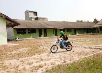 TERBENGKALAI. Kondisi bangunan gedung eks SMP PGRI Kecamatan Sragi, Lampung Selatan, yang dibiarkan terbengkalai, Selasa (16/7). (LAMPUNG POST/ARMANSYAH)