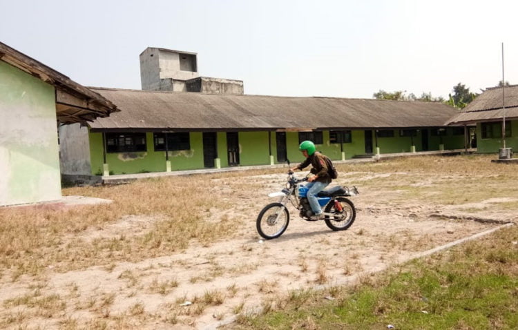 TERBENGKALAI. Kondisi bangunan gedung eks SMP PGRI Kecamatan Sragi, Lampung Selatan, yang dibiarkan terbengkalai, Selasa (16/7). (LAMPUNG POST/ARMANSYAH)