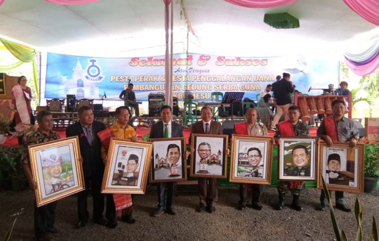 CENDERA MATA. Gereja HKBP Mesuji memberikan cendera mata kepada forkopimda setempata pada acara pesta perak dan penggalangan dana pembangunan gedung serbaguna di Desa Simpangpematang, Kecamatan Simpangpematang, Mesuji, Minggu (7/7). (ISTIMEWA)