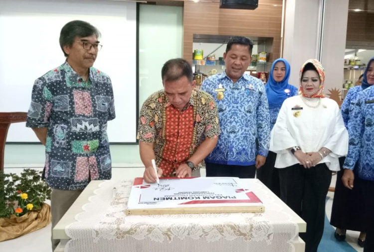 GREAT INDONESIA. (Dari kiri) Kepala Pusat Penelitian dan Pengembangan Sumber Daya dan Pelayanan Kesehatan, Kementerian Kesehatan Irmansyah, Senior Manager Sustainability Great Giant Foods Arief Fatullah, Asisten II Pemkab Lampung Tengah Yunizar, dan Kepala Dinas Kesehatan Provisi Lampung Reihana saat menandatangani nota kesepahaman untuk bersinergi mengentaskan tengkes pada peluncuran program Great Indonesia, di kantor Great Giant Foods Terbanggibesar, Lampung Tengah, Rabu (17/7).
(MI/EVA PARDIANA)