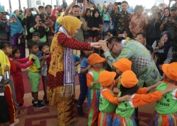 HARI ANAK NASIONAL. Bupati Way Kanan Raden Adipati Surya berserta istri bermain bersama anak-anak saat memperingati Hari Anak Nasional (HAN) tingkat kabupaten 2019 di gedung serbaguna, Jumat (26/7). (LAMPUNG POST/CANDRA PUTRA WIJAYA)