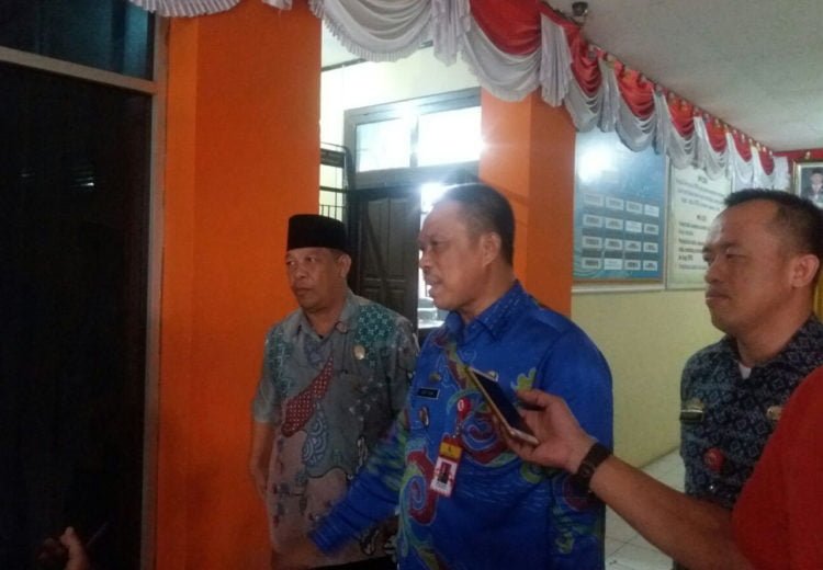 BERI PENJELASAN. Pj Sekkab Lampura, Sofian, bersama Ketua DPRD Rahmat Hartono dan Kabag Hukum, Hendri saat memberikan tanggapan usai rapat dengar pendapat di gedung dewan setempat, Jumat (5/7) petang. (LAMPUNG POST/FAJAR NOFITRA)