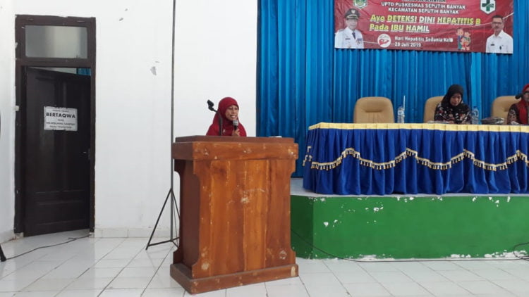 HARI HEPATITIS SEDUNIA. Perwakilan Dinas Kesehatan Lampung Tengah membacakan sambutan pada peringatan Hari Hepatitis Sedunia ke-10 di Seputihbanyak, Kamis (25/7). (DOKUMENTASI HUMAS LAMTENG)