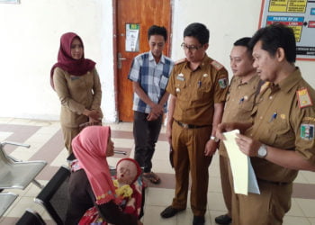 DIRUJUK. Bayi penderita hidrosefalus, Ahmad Ariyadin dirujuk  RSUD Sukadana ke RSUDAM Bandar Lampung, Selasa (16/7), untuk mendapatkan perawatan lebih intensif. (LAMPUNG POST/DJONI HARTAWAN JAYA)