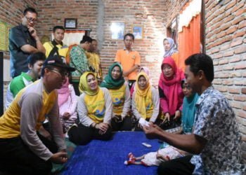 KUNJUNGI PENDERITA HIDROSEFALUS. Bupati Lampung Timur Zaiful Bokhari saat mengunjungi bayi Ahmad Ariyadin di rumahnya, Jumat (26/7). (LAMPUNG POST/DJONI HARTWAN JAYA)