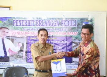 SERAHKAN BANTUAN. Perwakilan PT Penerbit Erlangga menyerahkan secara simbolis bantuan untuk SDN 1 Tanjungsakti, Kabupaten Pesisir Barat, kepada Sekkab setempat N Lingga Kusuma, di ruang Sekkab, Selasa (2/7). (ISTIMEWA)