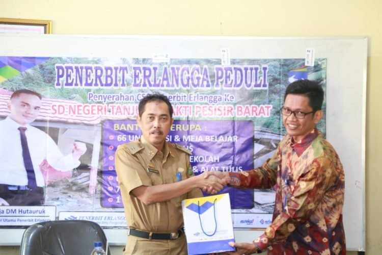 SERAHKAN BANTUAN. Perwakilan PT Penerbit Erlangga menyerahkan secara simbolis bantuan untuk SDN 1 Tanjungsakti, Kabupaten Pesisir Barat, kepada Sekkab setempat N Lingga Kusuma, di ruang Sekkab, Selasa (2/7). (ISTIMEWA)