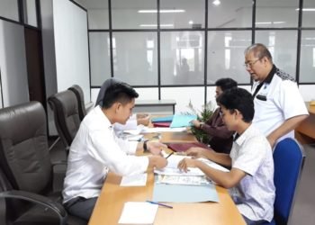 VERIFIKASI BERKAS. Calon mahasiswa jalur prestasi Universitas Lampung tahun akademik 2019/2020 menyerahkan berkas kepada panitia penerimaan mahasiswa baru di gedung Rektorat Unila, Rabu (3/7).  (LAMPUNG POST/TRIYADI ISWORO)
