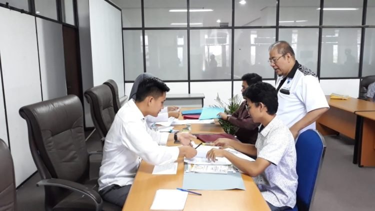 VERIFIKASI BERKAS. Calon mahasiswa jalur prestasi Universitas Lampung tahun akademik 2019/2020 menyerahkan berkas kepada panitia penerimaan mahasiswa baru di gedung Rektorat Unila, Rabu (3/7).  (LAMPUNG POST/TRIYADI ISWORO)