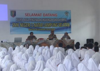 PENGENALAN SEKOLAH. Kepala SMKN 1 Natar I Wayan Pande Adi Gunwan memberikan materi tentang visi, misi, dan kurikulum sekolah kepada para siswa baru di sekolah setempat, Rabu (10/7). (ISTIMEWA)