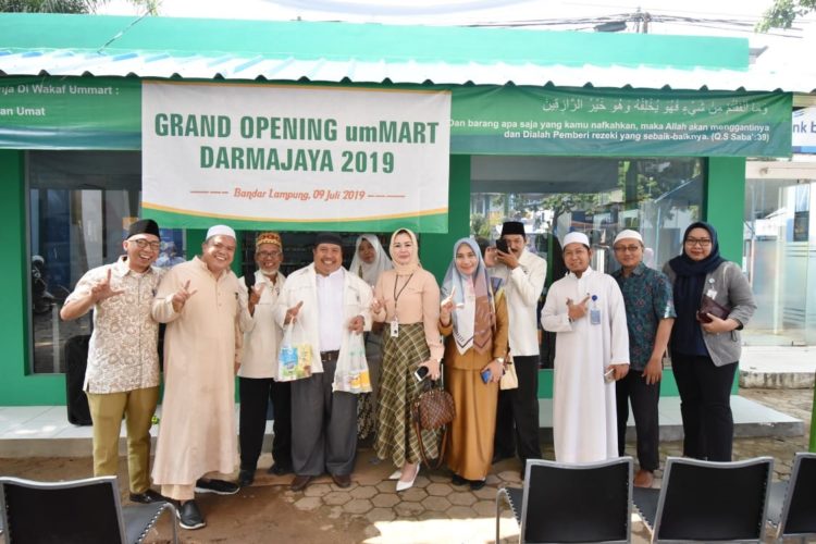 GRAND OPENING. Ketua BWI Lampung Firmansyah Y Alfian (kedua dari kiri) bersama mitra dan jajaran saat grand opening Wakaf umMART Darmajaya–Badan Wakaf Indonesia (BWI) Lampung, baru-baru ini. (ISTIMEWA)