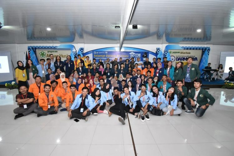 PESERTA FFMI 2019. Pimpinan Darmajaya, dewan juri, serta para finalis Festival Film Mahasiswa Indonesia 2019 berfoto bersama, di kampus setempat, Kamis (18/7). (ISTIMEWA)