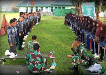 LATIHAN KEPEMIMPINAN. Siswa SMAIT Ar Raihan Bandar Lampung mengadakan leadership camp di Batalion Infanteri 143/TWEJ Candimas, Natar, Lampung Selatan, baru-baru ini.  (ISTIMEWA)