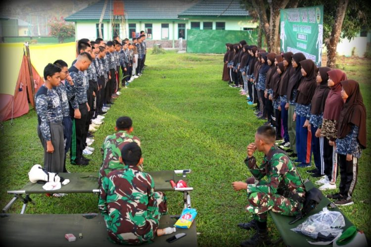 LATIHAN KEPEMIMPINAN. Siswa SMAIT Ar Raihan Bandar Lampung mengadakan leadership camp di Batalion Infanteri 143/TWEJ Candimas, Natar, Lampung Selatan, baru-baru ini.  (ISTIMEWA)