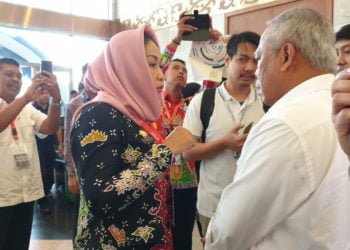 LANJUTKAN PEMBANGUNAN. Bupati Tulangbawang Winarti terlibat pembicaraan dengan Menteri PUPR Basuki Hadimuljono saat pembukaan Indonesia Development Forum (IDF) di Jakarta Convention Center, Jakarta, Senin (22/7). Ajang itu dimanfaatkan Bupati untuk melanjutkan perencanaan pembangunan berkelanjutan. (DOKUMENTASI HUMAS PEMKAB TUBA)