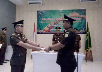 SERTIJAB. Mantan Kasi Intelijen Kejari Pringsewu Bayu Wibianto (kanan) menyerahkan tugas dan tanggung jawab kepada Kasi Intelijen Kejari Pringsewu yang baru Median Suwardi (kiri) disaksikan Kejari setempat Asep Sontani Sunarya pada pelantikan dan serah terima jabatan di Hotel Urban Pringsewu, Senin (15/7). (LAMPUNG POST/WIDODO)