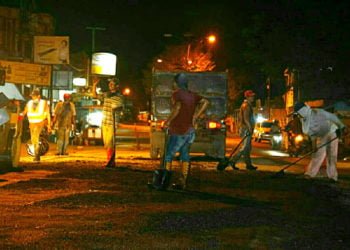 DIKEBUT. Sejumlah pekerja saat menyelesaikan pengaspalan jembatan Pasar Inpres Kalianda, Sabtu (20/7). (DOKUMENTASI WARGA)