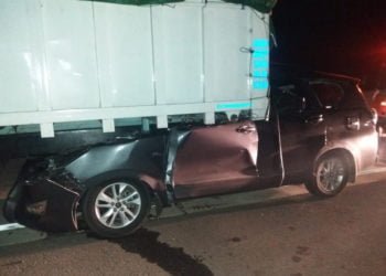 TABRAK TRUK. Minibus Kijang Innova yang menabrak bak truk di Jalan Tol Baterpang Km 102, Kamis (18/7) dini hari. Kecelakaaan itu merenggut dua nyawa penumpang minibus tersebut. (DOKUMENTASI WARGA)