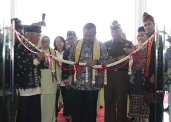 RESMIKAN GEDUNG KEJARI. Jaksa Agung HM Prasetyo didampingi Kajari Pringssewu Asep Sontani Sunarya memotong pita sebagai tanda diresmikannya kantor gedung Kejari pringsewu, Minggu (14/7). Jaksa Agung berharap Kejari Peringsewu memberikan manfaat bagi masyarakat terutama dalam mencari keadilan. (LAMPUNG POST/WIDODO)