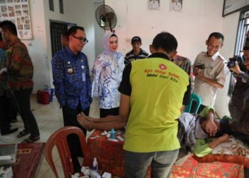 TINGKATKAN PELAYANAN. Bupati Way Kanan Raden Adipati Surya saat menghadiri bakti sosial khitanan massal Way Kanan di kantor kepala Kampung Bengkulu, Kecamatan Gununglabuhan, Kamis (11/7). Bupati berharap jajaran kesehatan dapat meningkatkan mutu dan kualitas pelayanan. (DOKUMENTASI HUMAS PEMKAB WAY KANAN)