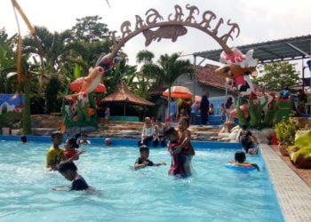 LEBIH RAMAI. Para pengunjung yang berlibur di Kolam Renang Tirtasari di Dusun Sindangsari, Desa Baktirasa, Kecamatan Sragi, Lampung Selatan, Minggu (14/7). Sehari menjelang berakhirnya libur sekolah, pengunjung lebih ramai. (LAMPUNG POST/ARMANSYAH)