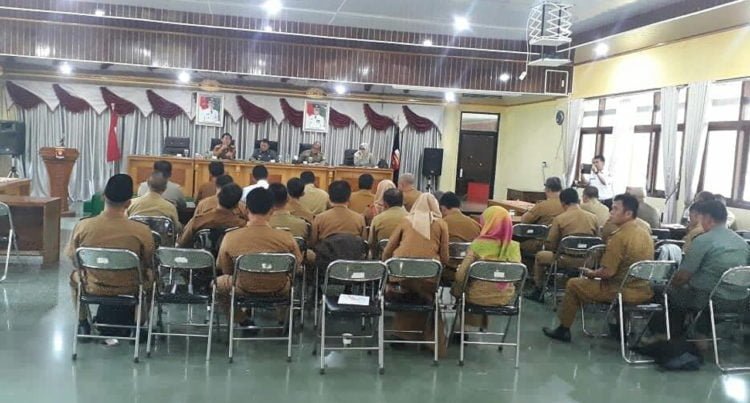 PERSIAPAN. Pemerintah Kabupaten Lampung Barat menggelar rapat persiapan kerja sama program kabupaten konservasi di ruang rapat Kagungan, Selasa (2/7) sore. (DOKUMENTASI HUMAS PEMKAB LAMBAR)