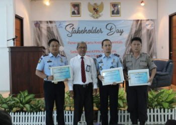 APRESIASI. Stake Holder Day yang digelar KPPN Kotabumi memberi penghargaan kepada satuan kerja (satker) terbaik wilayah kerjanya di kantor setempat, Senin (29/7). (LAMPUNG POST/FAJAR NOFITRA)