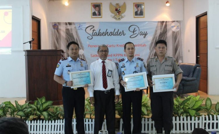 APRESIASI. Stake Holder Day yang digelar KPPN Kotabumi memberi penghargaan kepada satuan kerja (satker) terbaik wilayah kerjanya di kantor setempat, Senin (29/7). (LAMPUNG POST/FAJAR NOFITRA)