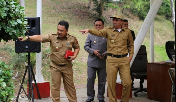 KOTA LIWA. Bupati Lampung Barat Parosil Mabsus bersama Wakil Bupati Mad Hasnurin dan sekkab meninjau Taman Kota Hamtebiu di sela-sela acara Ngupi Bakhong jurnalis, Senin (1/7). Bupati Parosil memastikan akan terus melanjutkan penataan Kota Liwa yang menjadi bagian dari pusat perekonomian dan pemerintahan di Kabupaten Lampung Barat.  (DOKUMENTASI HUMAS PEMKAB LAMBAR)