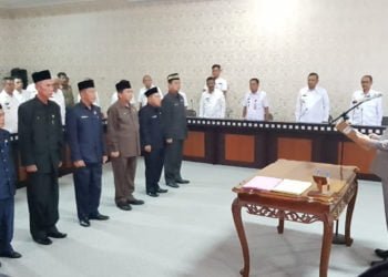 LANTIK PEJABAT BARU. Bupati Tulangbawang Barat Umar Ahmad melantik enam pejabat baru di lingkungan Pemkab setempat, Rabu (10/7). Kinerja buruk pejabat eselon II dan III membuat Bupati kecewa. (LAMPUNG POST/MERWAN)