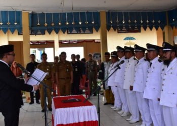 PELANTIKAN. Bupati Kabupaten Way Kanan Raden Adipati Surya melantik delapan penjabat (Pj) kepala kampung di aula Kecamatan Baradatu, Senin (1/7). Dalam amanatnya, Adipati menyampaikan pengangkatan penjabat kepala kampung merupakan suatu amanah karena dianggap mampu untuk mengemban tugas. (DOKUMENTASI HUMAS PEMKAB WAY KANAN)