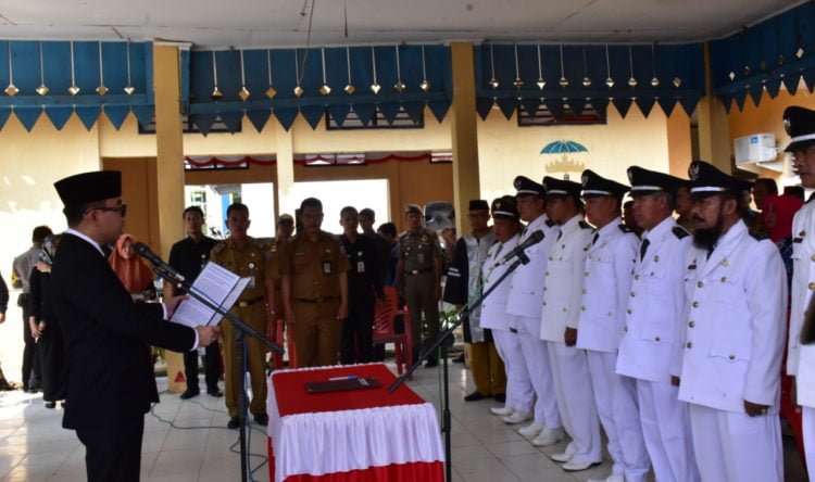 PELANTIKAN. Bupati Kabupaten Way Kanan Raden Adipati Surya melantik delapan penjabat (Pj) kepala kampung di aula Kecamatan Baradatu, Senin (1/7). Dalam amanatnya, Adipati menyampaikan pengangkatan penjabat kepala kampung merupakan suatu amanah karena dianggap mampu untuk mengemban tugas. (DOKUMENTASI HUMAS PEMKAB WAY KANAN)