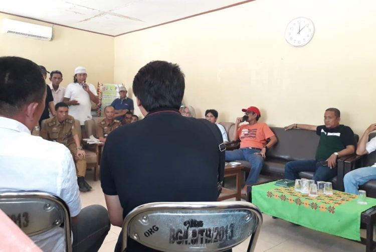 GERUDUK BPBJ. Puluhan penyedia barang dan jasa atau kontraktor mendatangi Bagian Pengadaan Barang dan Jasa (BPBJ) Sekretariat Daerah Tulangbawang, Senin (15/7). Mereka mempertanyakan LPSE sulit diakses dan meminta tender cepat ditunda karena dimenilai ada permainan pihak-pihak tertentu. (LAMPUNG POST/FERDI IRWANDA)