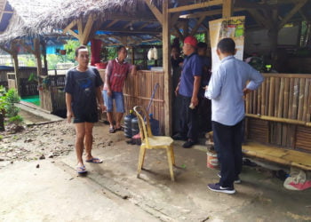 PERAMPOKAN BERSENJATA. Lokasi kejadian perampokan di Dusun Krajan I, Desa Sidodadi, Kecamatan Sidomulyo, Lampung Selatan, masih ramai didatangi warga sekitar. (LAMPUNG POST/PERDHANA WIBYSONO)