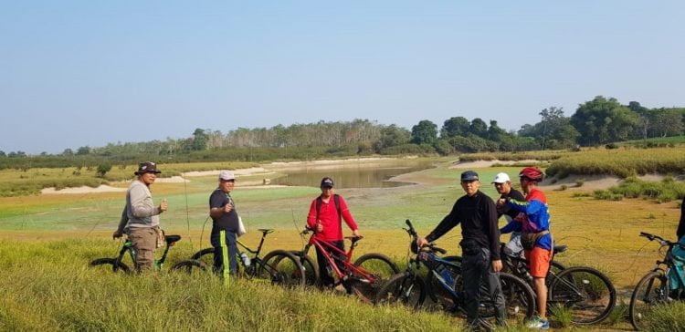 POTENSI WISATA. Bupati dan Wakil Bupati Tulangbawang Barat Umar Ahmad dan Fauzi Hasan melakukan gowes bareng menyusuri potensi wisata di Gunungkatun, Rabu (31/7). Menurut Bupati, Tiyuh Gunungkatun ini sangat bagus untuk lokasi wisata. Banyak potensi yang bisa dikembangkan dan dipromosikan untuk mendatangkan para pelancong dari luar.
(DOK LAMPUNG POST)