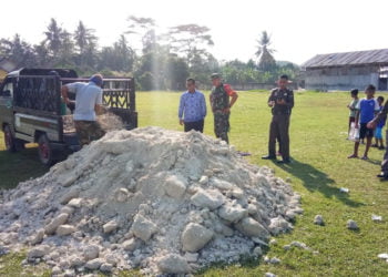 DIPROTES. Sejumlah warga memprotes tumpukan material berupa tanah yang diturunkan di tengah lapangan sepak bola Desa Bumidaya, Kecamatan Palas, Lampung Selatan, Rabu (17/7). (LAMPUNG POST/ARMANSYAH)\
