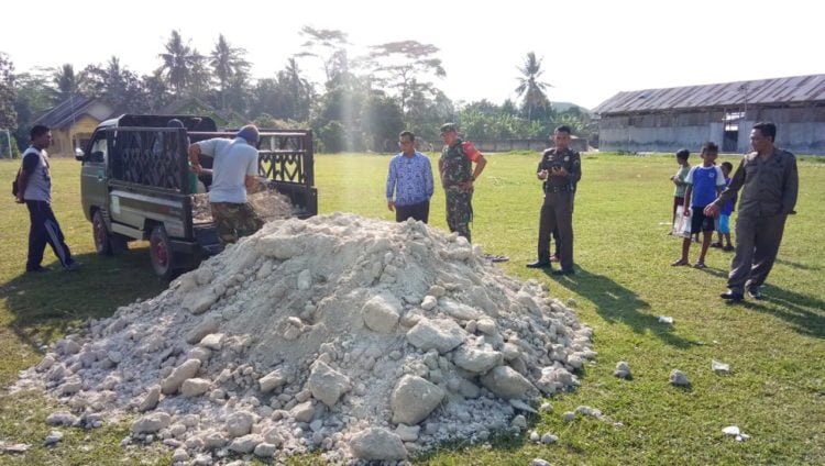 DIPROTES. Sejumlah warga memprotes tumpukan material berupa tanah yang diturunkan di tengah lapangan sepak bola Desa Bumidaya, Kecamatan Palas, Lampung Selatan, Rabu (17/7). (LAMPUNG POST/ARMANSYAH)\
